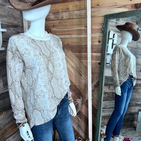 I Joah Snakeskin Print Drop Shoulder Wide Neck LS Shirt Rounded Hem💗 - Picture 1 of 6